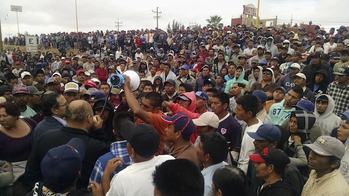 SAN QUINTÍN, BAJA CALIFORNIA, 18MARZO2015.- Con palos, piedras y llantas, un grupo de jornaleros agrícolas del sur de Ensenada mantiene bloqueada la carretera Transpeninsular desde las primeras horas de ayer martes. Desde las dos de la mañana obstruyeron el paso a peatones y automovilistas. Conforme avanzan las horas, se suman más personas a la protesta. Las protestas se derivan de la solicitud no atendida por el gobierno estatal hecha por los jornaleros en los meses de octubre y diciembre de 2014, de pedir la intervención de la Secretaría del Trabajo del Gobierno de Baja California para mejorar no sólo el salario de 100 pesos, sino para establecer mesas de diálogo a fin de mejorar las condiciones laborales. Una de las peticiones de los jornaleros era ganar 300 pesos en lugar de los cien establecidos actualmente. FOTO: EL MEXICANO /CUARTOSCURO.COM