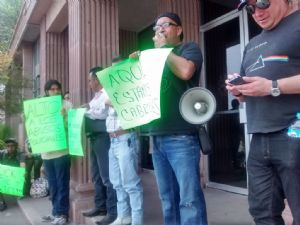 Protestan ciudadanos en el Palacio Municipal de Saltillo por los abusos de parte de la Policía Municipal. 