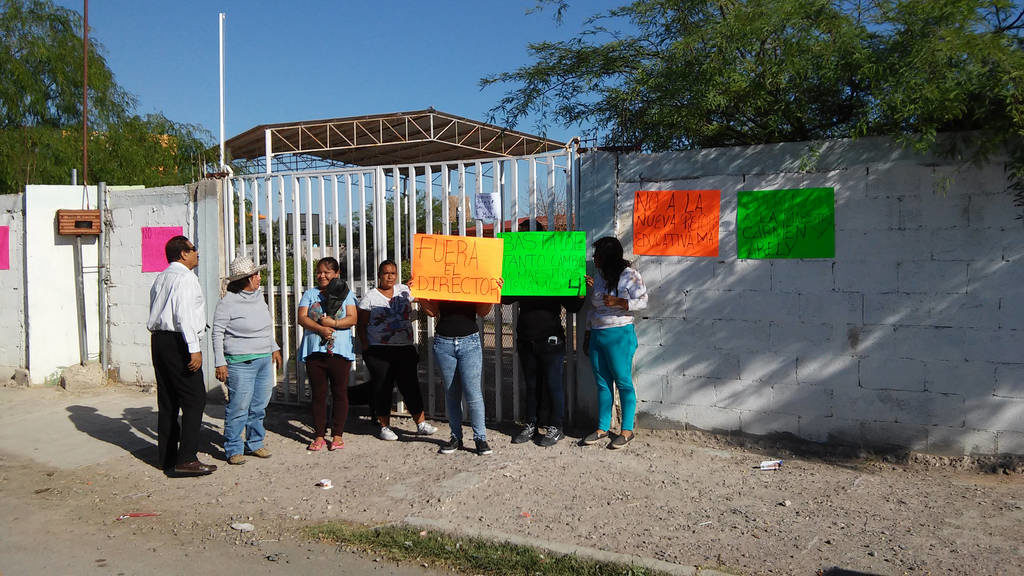 Exigencias. Madres inconformes se plantan en la primaria Gregorio Torres y piden entre otras cosas la salida del director. (El Siglo de Torreón)