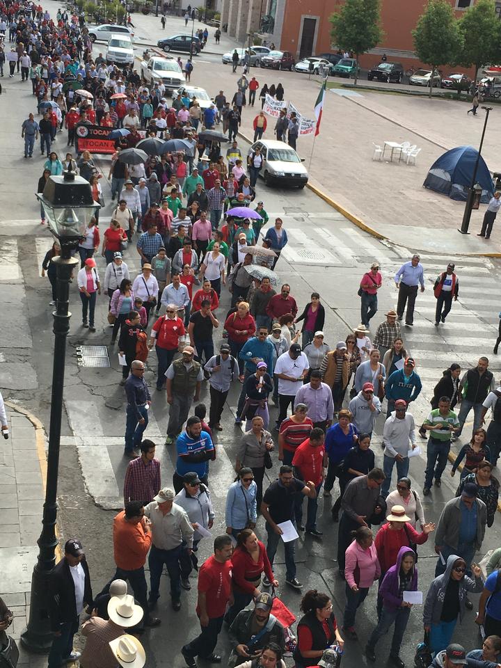 Algunos se fueron a seguir con la protesta a las instalaciones de la SEED y otros simplemente se dispersaron. (El Siglo de Durango) 