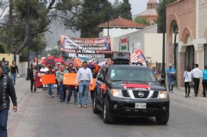 Los maestros inconformes marcharon por diferentes calles de Saltillo para exigir se resuelvan los problemas del Servicio Médico de la Sección 38 del SNTE. 