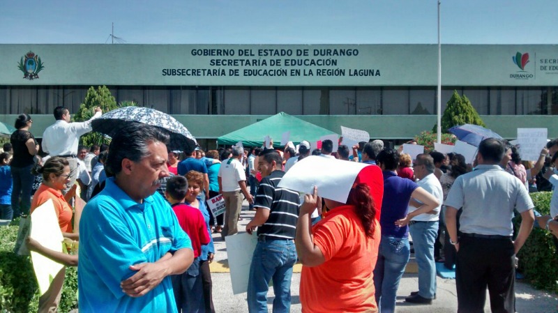 Exigen maestros pagos de jubilaciones y medicamentos en La Laguna Durango