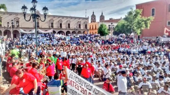 Posteriormente llegaron los médicos a la Plaza Fundadores, mientras los obreros de los distintos sindicatos afiliados a la CTM arribaron al Jardín de San Antonio de donde partieron a la plaza IV Centenario. (Twitter)