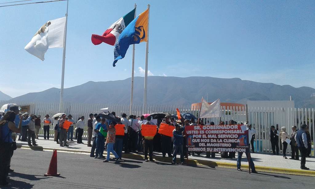 Los "profes" se manifestaron por los problemas financieros del magisterio. (El Siglo de Torreón) 