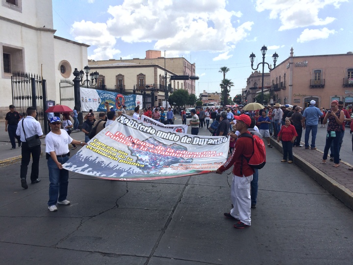 Movilización. El grupo de manifestantes se mantuvo ayer en la avenida 20 de Noviembre para instalar un plantón.