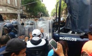 se-enfrentan-granaderos-y-comerciantes-frente-al-zocalo-fotos