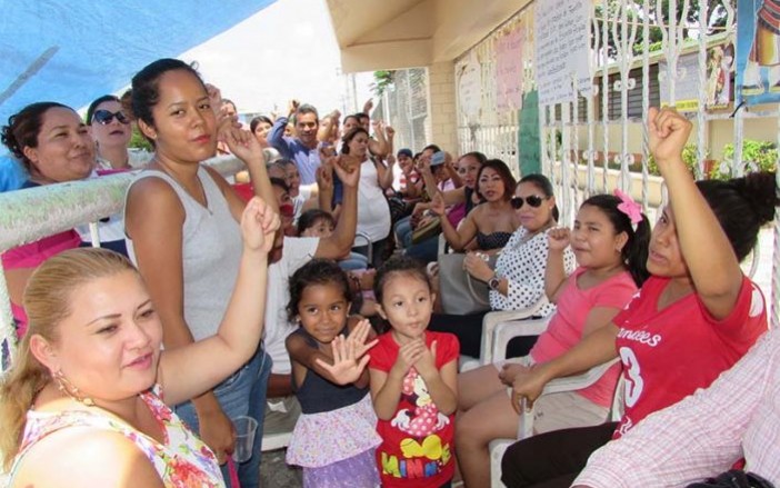 (Tabasco HOY) Hasta los niños participan con sus padres en los cierres de planteles escolares. 