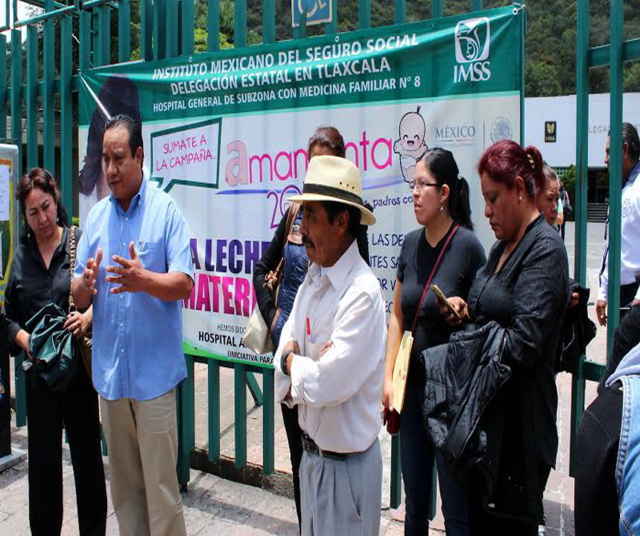 Se manifestaron trabajadores frente a las instalaciones de la Clínica 8 del IMSS Tlaxcala, en lucha por sus derechos laborales