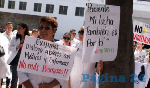 Basta de promesas!, fue la demanda más clara de los galenos, quienes se plantaron en la Secretaría de Salud Jalisco para exigir diálogo con el director de la dependencia