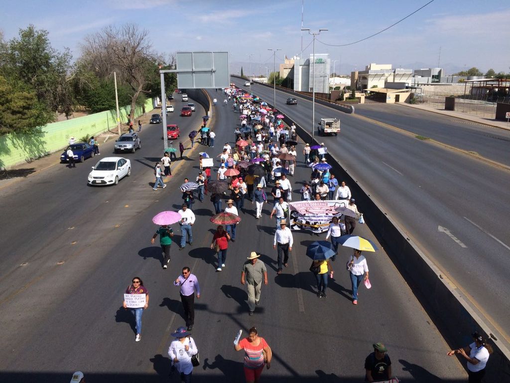 Los maestros avanzan rumbo a la Plaza Mayor de Torreón. (Angélica Sandoval).