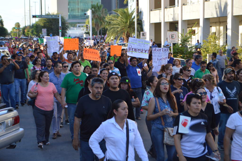 Protesta masiva. Miles de maestros de la Laguna tomaron las calles para mostrar su rechazo a la Reforma Educativa. (El Siglo de Torreón) 