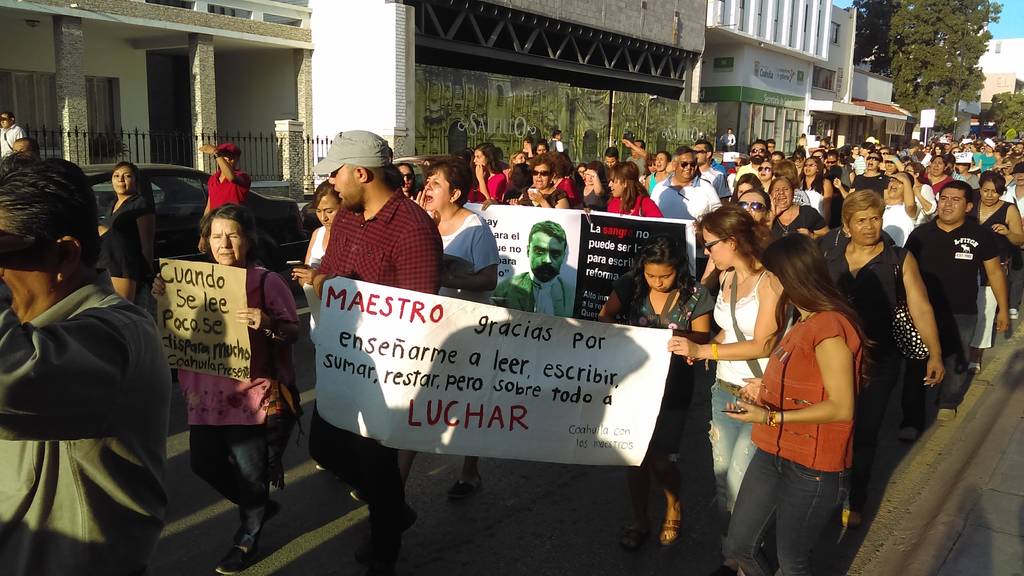 Maestros, activistas, colectivos y civiles se congregaron a las 19:00 horas en la Plaza de Armas y marcharon por el primer cuadro de la ciudad, por las calles de Guadalupe Victoria y Juan Aldama, durante una hora. (El Siglo de Torreón) 