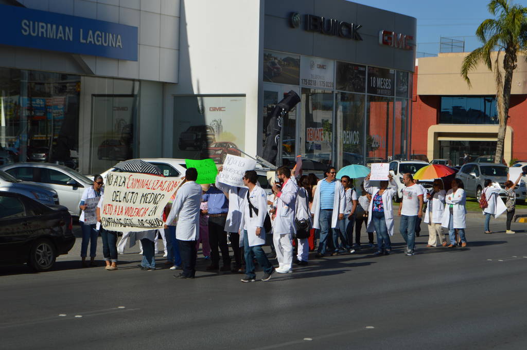 Protestan. Médicos de la Laguna de Durango reclaman mejores condiciones de trabajo en hospitales públicos. (El Siglo de Torreón)