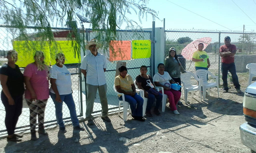 Protesta. Los padres de familia del ejido La Sierrita mantienen cerrada la telesecundaria 435, también apoyan paro nacional. (Cortesía)