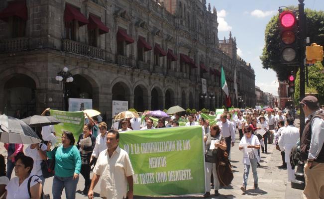 Cerca de dos mil médicos y enfermeras protestaron en Puebla