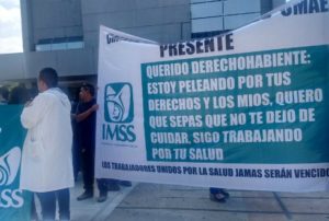 ENOJADOS. Trabajadores del Centro Médico protestan contra la contratación de empresas externas. (Foto: Tania Yareli Casillas)