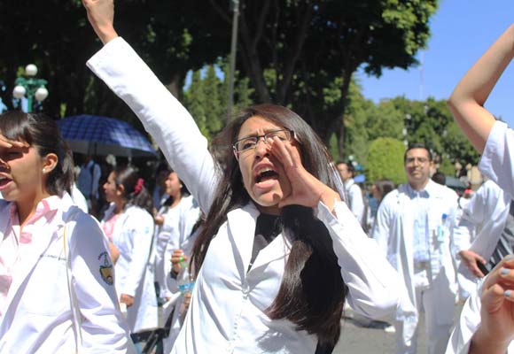 Médicos del IMSS en Puebla rechazan Sistema Universal de Salud