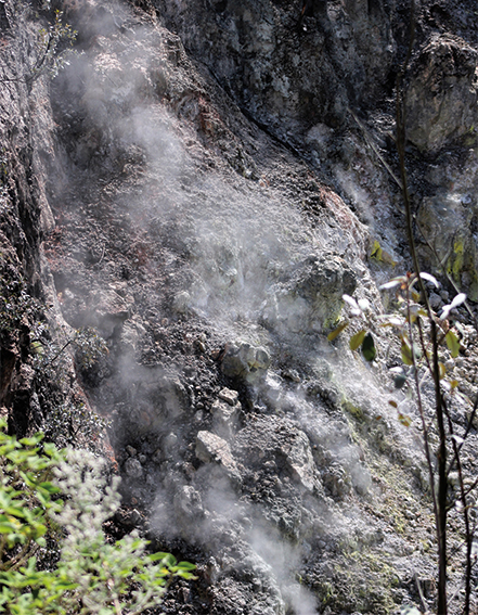 erreno volcánico en liberación de azufre, ubicado al pie del pozo PR-2 en dirección norte de la zona de la CFE.
