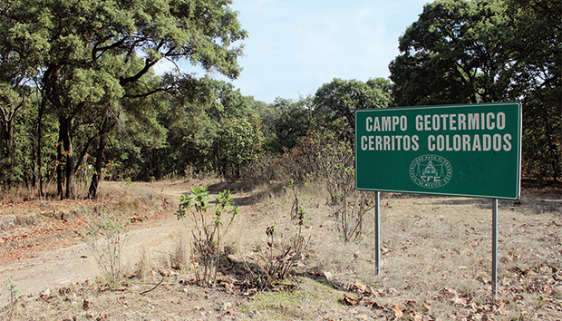 ngreso al campo geotérmico. Este letrero se encuentra a 1.7 kilómetros del primer pozo. Fotos: Luz Vázquez
