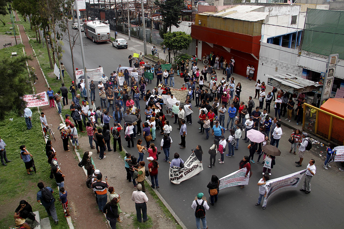 México. Ciudad de México. Los trabajadores  de la asamblea de sección 10 y 12,  de se declaran en paro indefinidito a partir del 11 de  Julio,  por lo cual bloquean Av Zaragoza a la altura del  metro Peñón Viejo  en  Iztapalapa , para sumarse al apoyo  a la Coordinación Nacional de Trabajadores de la Educación  CNTE , en contra de la  Reforma Educativa. El 11 de Julio de 2016. Foto Eric Lugo