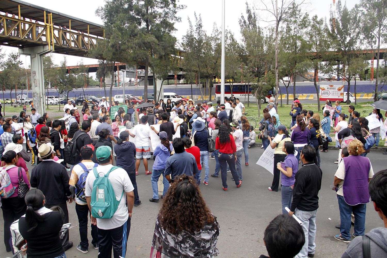 México. Ciudad de México. Los trabajadores  de la asamblea de sección 10 y 12,  de se declaran en paro indefinidito a partir del 11 de  Julio,  por lo cual bloquean Av Zaragoza a la altura del  metro Peñón Viejo  en  Iztapalapa , para sumarse al apoyo  a la Coordinación Nacional de Trabajadores de la Educación  CNTE , en contra de la  Reforma Educativa. El 11 de Julio de 2016. Foto Eric Lugo