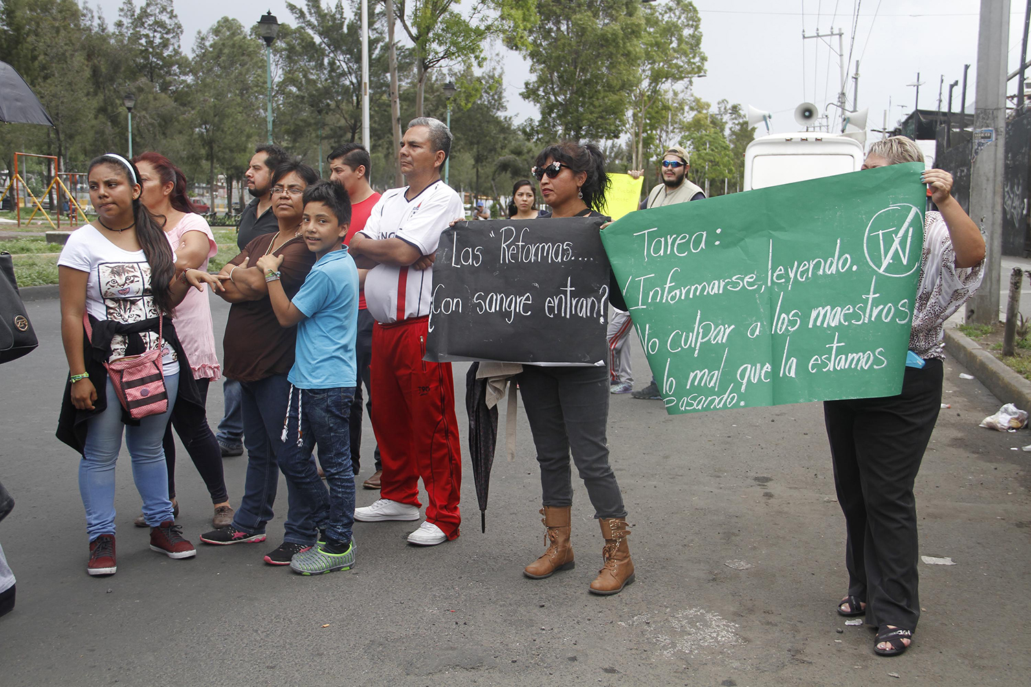 México. Ciudad de México. Los trabajadores  de la asamblea de sección 10 y 12,  de se declaran en paro indefinidito a partir del 11 de  Julio,  por lo cual bloquean Av Zaragoza a la altura del  metro Peñón Viejo  en  Iztapalapa , para sumarse al apoyo  a la Coordinación Nacional de Trabajadores de la Educación  CNTE , en contra de la  Reforma Educativa. El 11 de Julio de 2016. Foto Eric Lugo