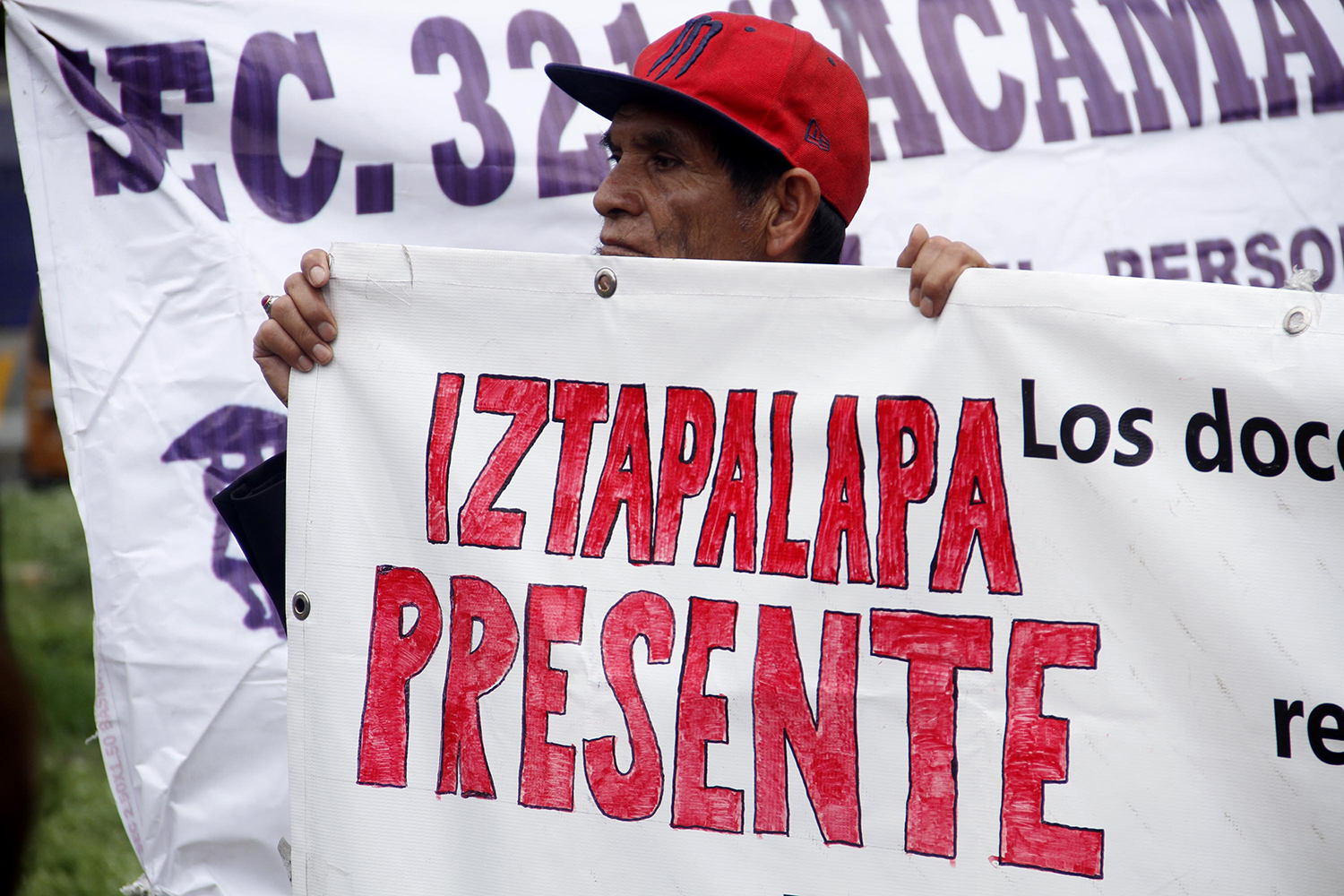 México. Ciudad de México. Los trabajadores  de la asamblea de sección 10 y 12,  de se declaran en paro indefinidito a partir del 11 de  Julio,  por lo cual bloquean Av Zaragoza a la altura del  metro Peñón Viejo  en  Iztapalapa , para sumarse al apoyo  a la Coordinación Nacional de Trabajadores de la Educación  CNTE , en contra de la  Reforma Educativa. El 11 de Julio de 2016. Foto Eric Lugo