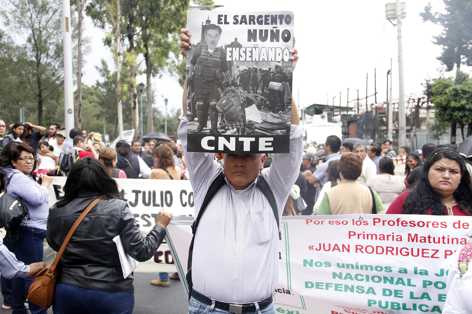 México. Ciudad de México. Los trabajadores  de la asamblea de sección 10 y 12,  de se declaran en paro indefinidito a partir del 11 de  Julio,  por lo cual bloquean Av Zaragoza a la altura del  metro Peñón Viejo  en  Iztapalapa , para sumarse al apoyo  a la Coordinación Nacional de Trabajadores de la Educación  CNTE , en contra de la  Reforma Educativa. El 11 de Julio de 2016. Foto Eric Lugo