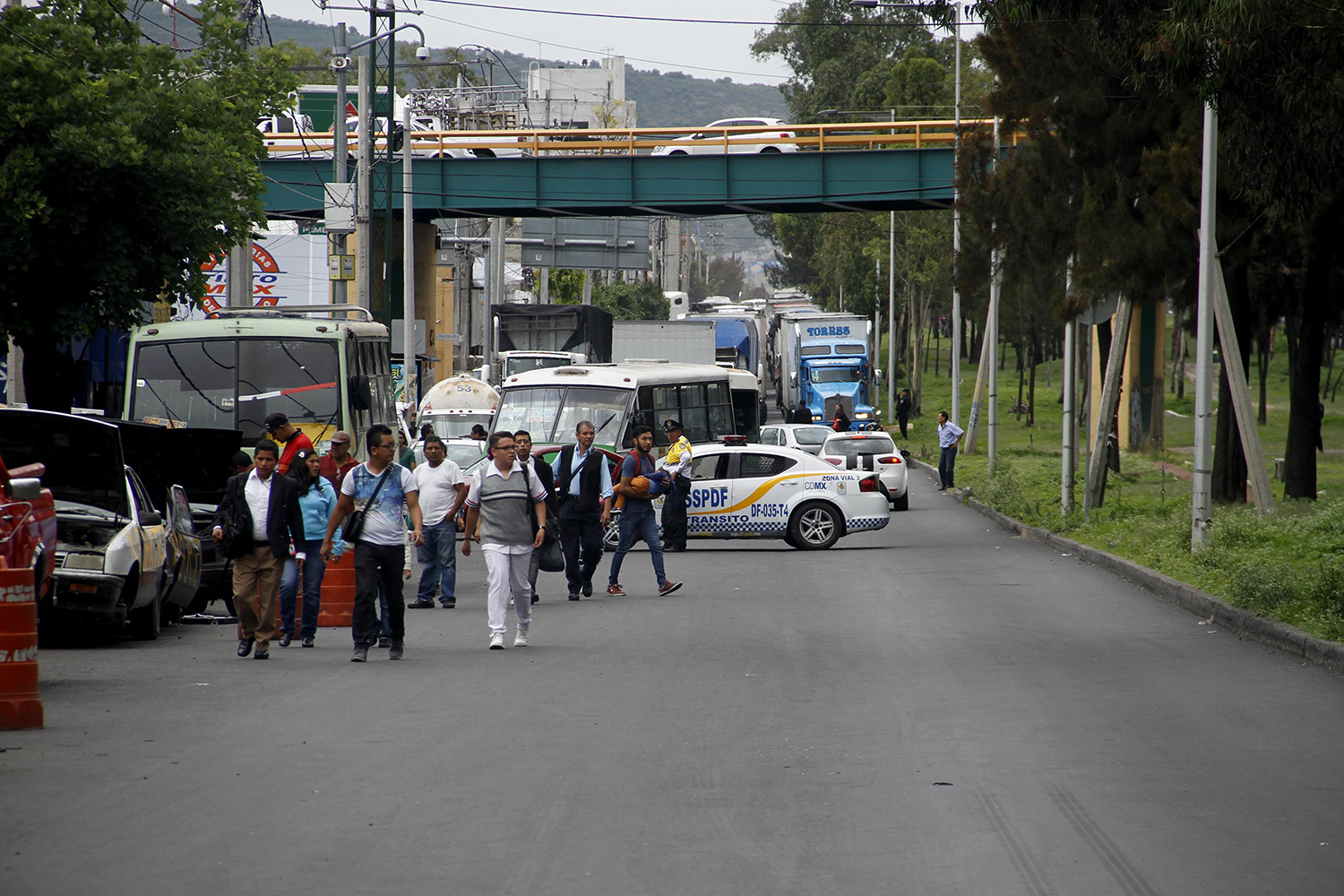 México. Ciudad de México. Los trabajadores  de la asamblea de sección 10 y 12,  de se declaran en paro indefinidito a partir del 11 de  Julio,  por lo cual bloquean Av Zaragoza a la altura del  metro Peñón Viejo  en  Iztapalapa , para sumarse al apoyo  a la Coordinación Nacional de Trabajadores de la Educación  CNTE , en contra de la  Reforma Educativa. El 11 de Julio de 2016. Foto Eric Lugo