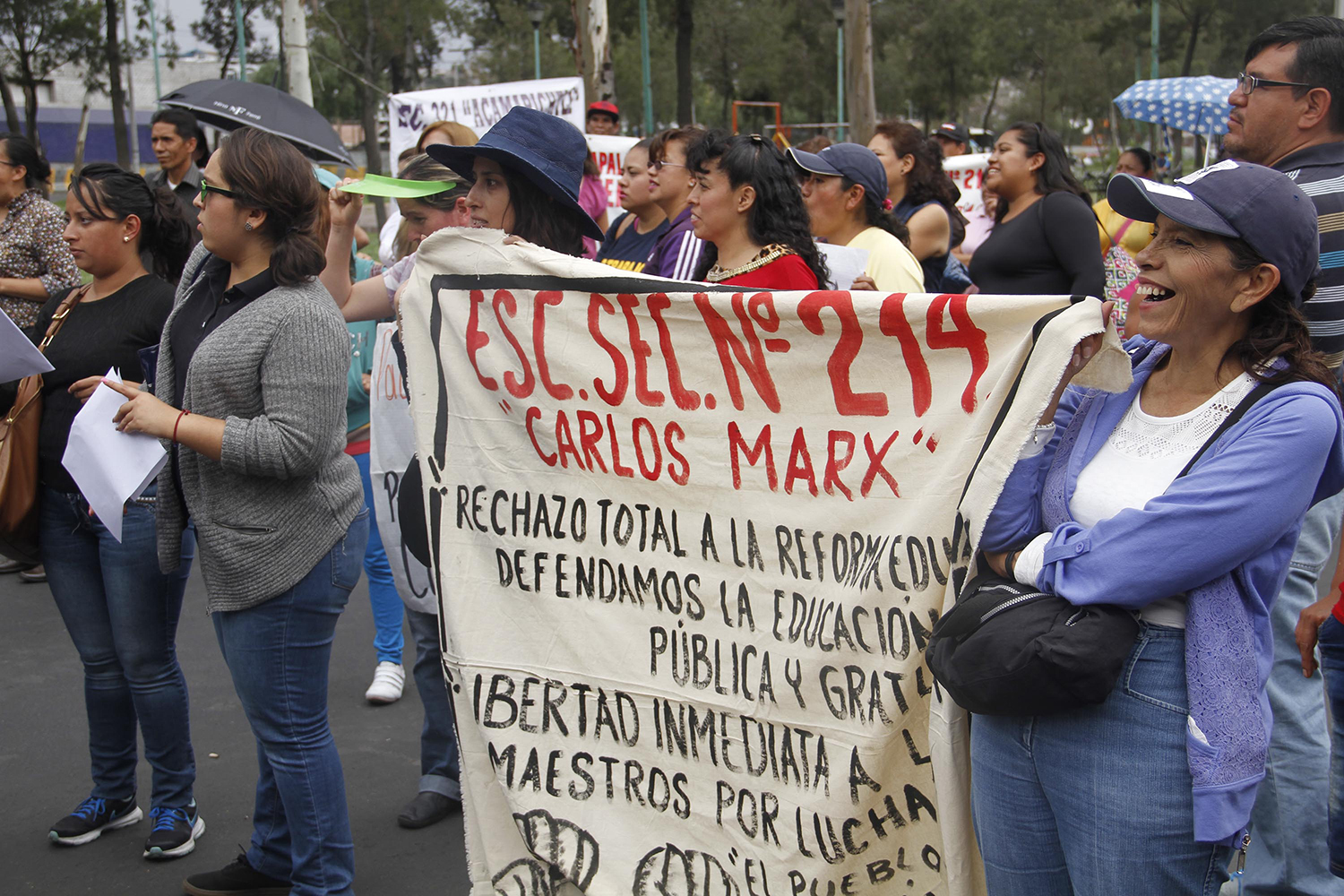 México. Ciudad de México. Los trabajadores  de la asamblea de sección 10 y 12,  de se declaran en paro indefinidito a partir del 11 de  Julio,  por lo cual bloquean Av Zaragoza a la altura del  metro Peñón Viejo  en  Iztapalapa , para sumarse al apoyo  a la Coordinación Nacional de Trabajadores de la Educación  CNTE , en contra de la  Reforma Educativa. El 11 de Julio de 2016. Foto Eric Lugo