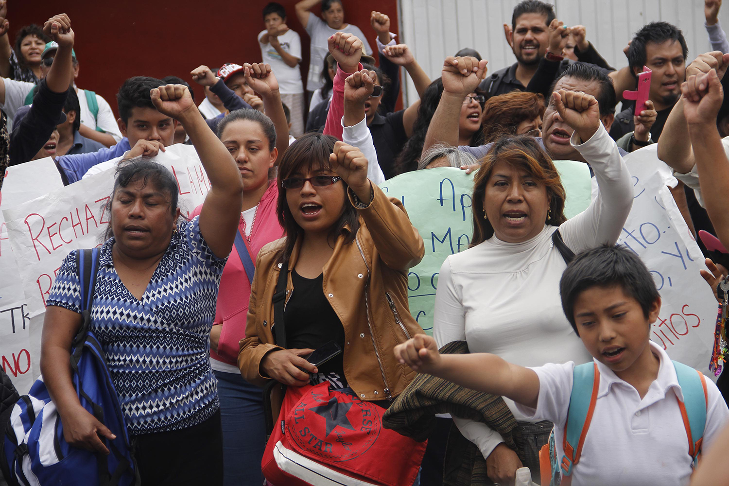 México. Ciudad de México. Los trabajadores  de la asamblea de sección 10 y 12,  de se declaran en paro indefinidito a partir del 11 de  Julio,  por lo cual bloquean Av Zaragoza a la altura del  metro Peñón Viejo  en  Iztapalapa , para sumarse al apoyo  a la Coordinación Nacional de Trabajadores de la Educación  CNTE , en contra de la  Reforma Educativa. El 11 de Julio de 2016. Foto Eric Lugo