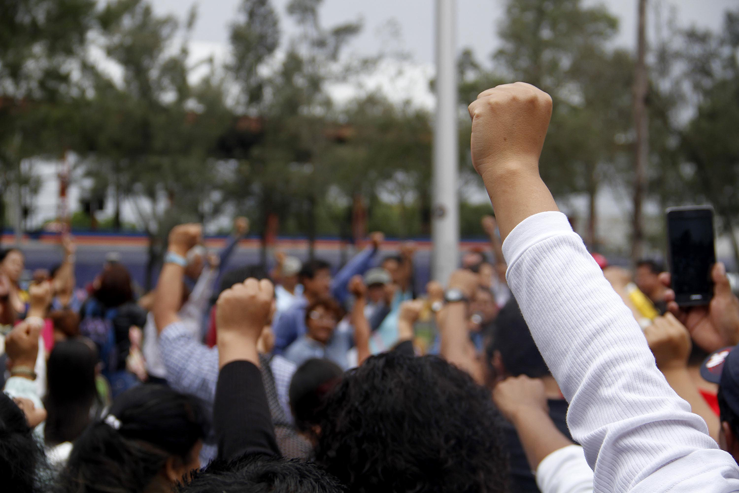 México. Ciudad de México. Los trabajadores  de la asamblea de sección 10 y 12,  de se declaran en paro indefinidito a partir del 11 de  Julio,  por lo cual bloquean Av Zaragoza a la altura del  metro Peñón Viejo  en  Iztapalapa , para sumarse al apoyo  a la Coordinación Nacional de Trabajadores de la Educación  CNTE , en contra de la  Reforma Educativa. El 11 de Julio de 2016. Foto Eric Lugo