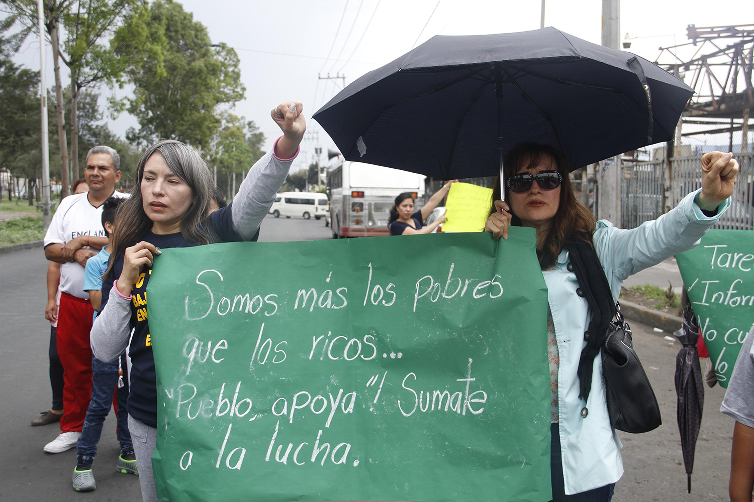 México. Ciudad de México. Los trabajadores  de la asamblea de sección 10 y 12,  de se declaran en paro indefinidito a partir del 11 de  Julio,  por lo cual bloquean Av Zaragoza a la altura del  metro Peñón Viejo  en  Iztapalapa , para sumarse al apoyo  a la Coordinación Nacional de Trabajadores de la Educación  CNTE , en contra de la  Reforma Educativa. El 11 de Julio de 2016. Foto Eric Lugo