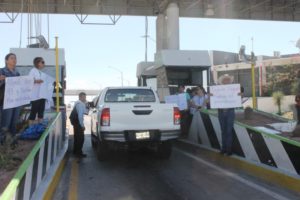 Maestros toman caseta autopista Saltillo