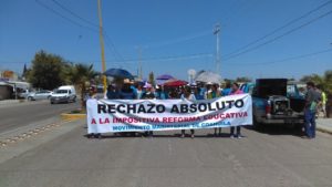 El contingente salió del estadio de Béisbol Horacio Piña sobre el bulevar José Santos Valdés en punto del medio día. (Guadalupe Miranda)