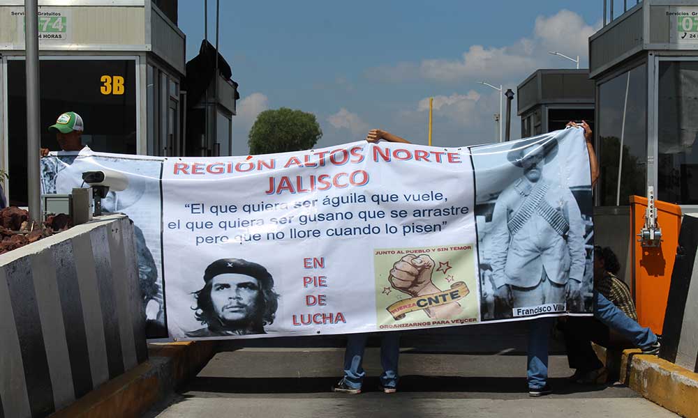 Maestros integrantes del Frente Magisterial se manifestaron en la caseta Lagos-San Luis. Foto: Alejandra Espinosa