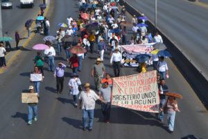 Rechazo. El contingente salió de la réplica de la Torre Eiffel de Gómez Palacio y continuó hasta la Plaza Mayor. En el mitin, los manifestantes pidieron la renuncia del presidente Enrique Peña. (Angélica Sandoval)