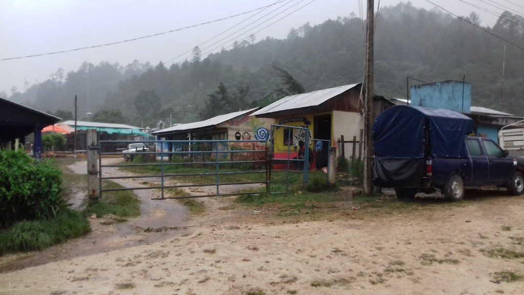 La entrada al caracol de La Garrucha despejada en la tarde de lluvia.