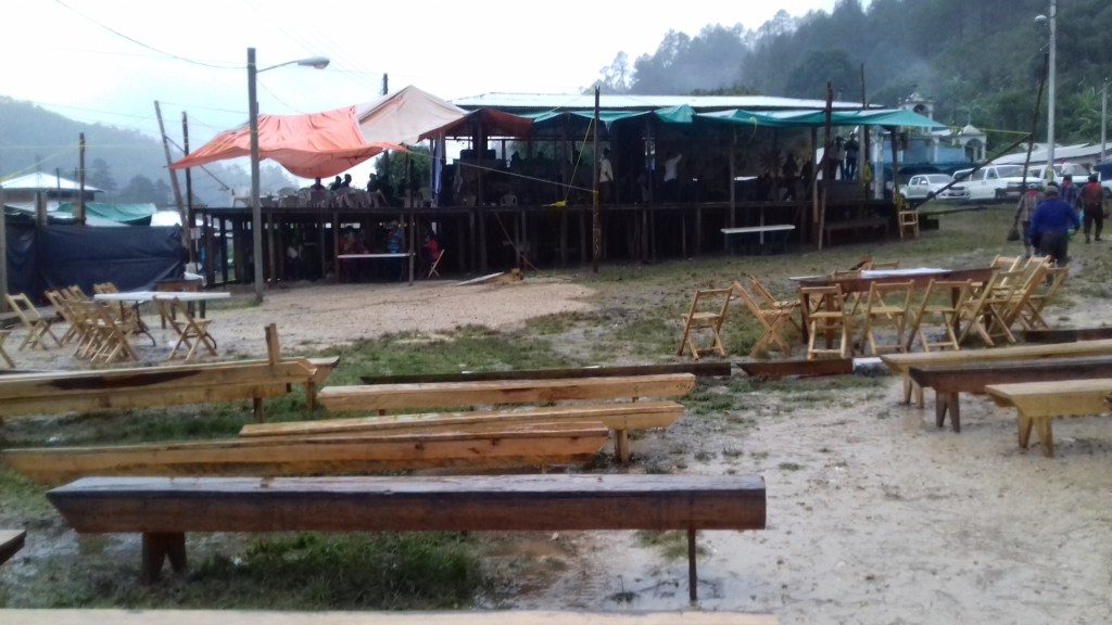 El templete y la zona del publico se vaciaron en la tarde para dejar pasar la lluvia.