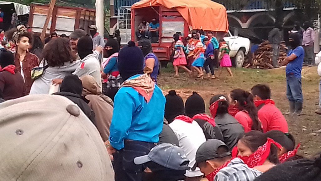 Las Jovenas zapatistas corren para alcanzar a tiempo su presentacion.