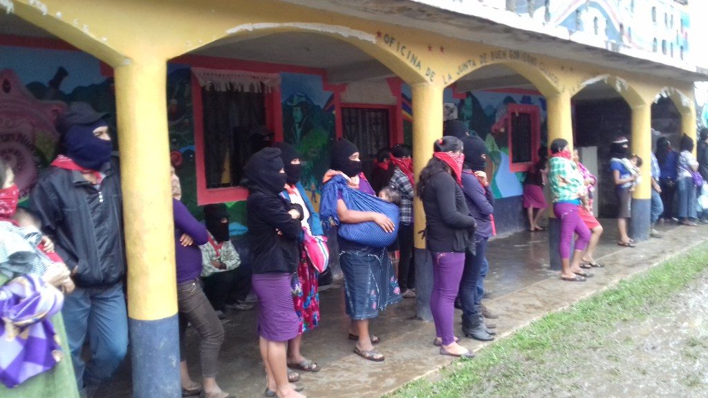 Bajo los arcos la gente se concentra, se proteje de la lluvia y sigue la actividad.