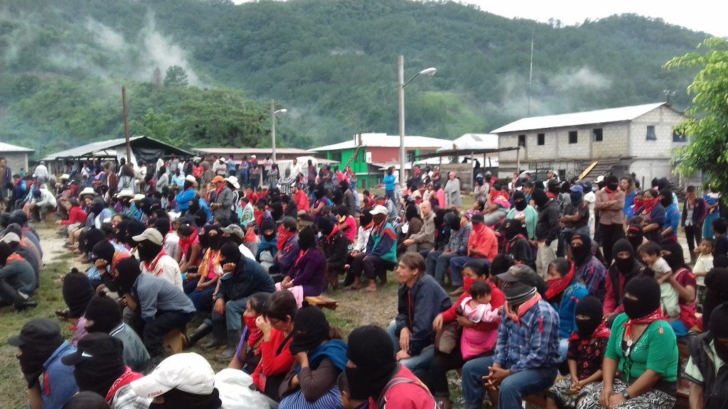 La bruma de las montañas baja despues de la lluvia acompañando el evento.