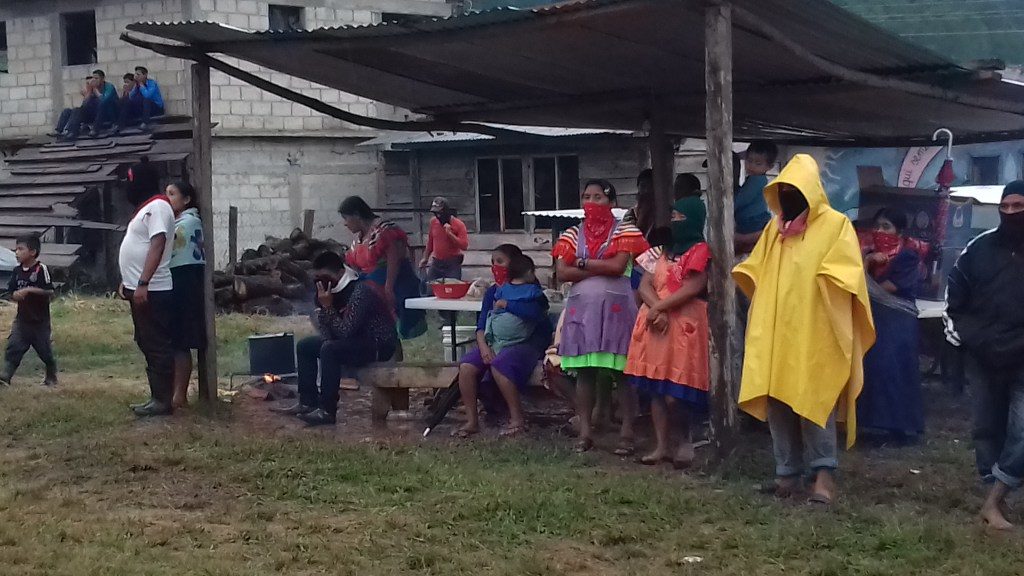 Aunque el clima se volvio lluvioso la gente encuentra lugar para seguir atenta a lo que se presenta.