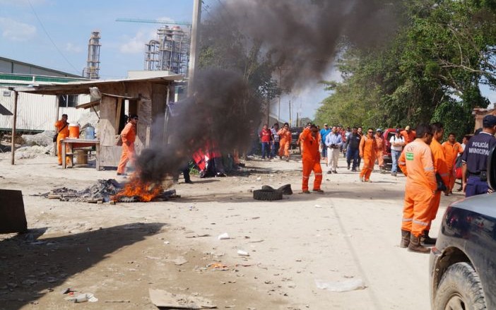 (Rebeca González López) Quemaron palos y llantas en señal de protesta y mostrarle a los extranjeros cómo se manifiestan en Tabasco quienes se sienten agredidos en sus derechos. 