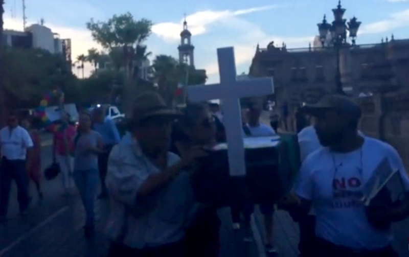 Maestros de Nuevo León realizan ‘funeral de políticos’