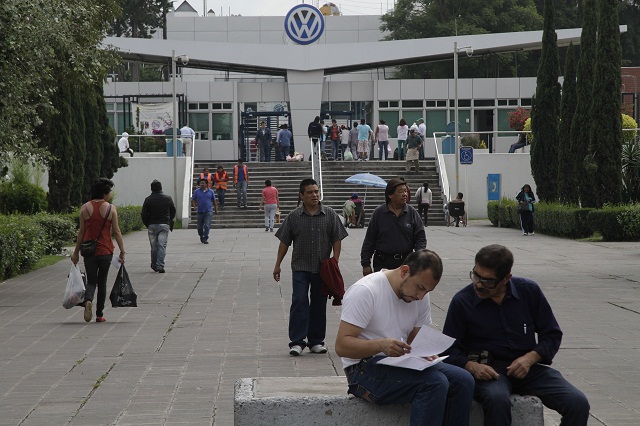 PUEBLA, Pue. 08 Agosto 2014.-  Entrada peatonal de la planta armadora de autos Volkswagen  //Agencia Enfoque//