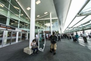 ADVERTENCIA. Si no hay respuesta, los inconformes acudirán nuevamente al aeropuerto. (Foto: Alfonso Hernández)