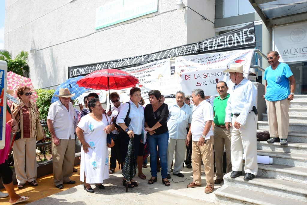 SAN FCO. DE CAMPECHE, 08 DE SEPTIEMBRE DEL 2016.--JUBILADOS Y PENSIONADOS DEL ISSSTE SE MANIFIESTAN EN LA DELEGACION
