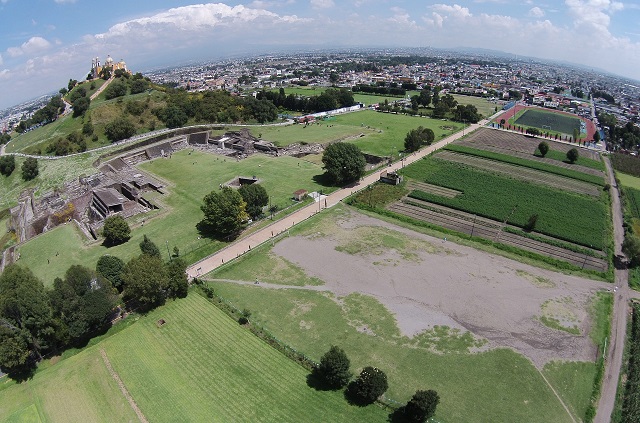 SAN PEDRO CHOLULA, Pue., 14 octubre 2014.- Vista panorámica de la Pirámide de Cholula y la Iglesia de los Remedios ubicados en el Pueblo Mágico de Cholula. Junto los terrenos donde se construirá el Parque de las 7 Culturas.  //Agencia Enfoque//