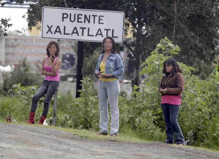 13-AGOSTO--2011-------------------------12FOTO: LUIS CORTES-------------------------IMAGEN DIGITAL------------------------INFORMACION------------------------------------MUJERES EN LA CARRETERA PUEBLA A SANTA ANA CHIAUTEMPAN, TLAXCALA, MEXICO.